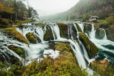 Strbacki buk şelale Bosna'da uzun pozlama görüntü.