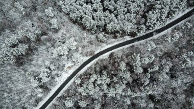 Gökyüzü insansız hava aracıyla cennet kışı manzarası.