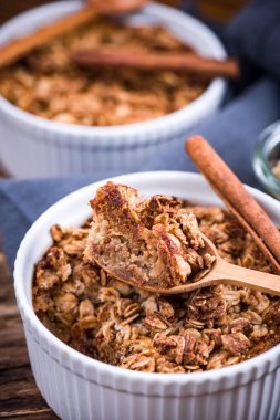 Apple ile yulaf, pişmiş ev yapımı sağlıklı tatlı.