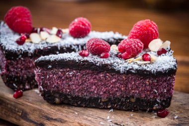 Ahududu, chia ve nar tohum kek.