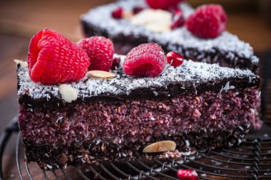 Ahududu ve chia tohum ev yapımı kek.