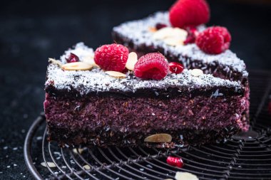 Ev yapımı sağlıklı ahududu ve chia kek tarte.