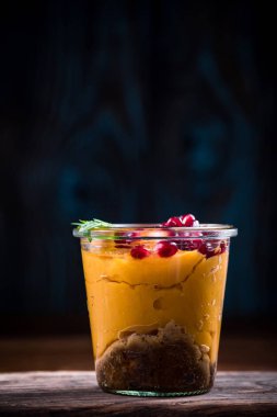 Kavramı, kavanoz, havuç puding sağlıklı gıda diyet.