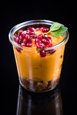 Havuç puding brunch koyu arka plan.