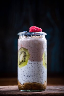 Sağlıklı diyet tatlı taze meyve ve chia tohum kavanoza katmanlı.