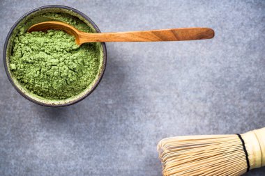 Yeşil çay tozu Matcha ile geleneksel kase. Üstten görünüm, kopya alanı.
