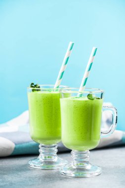 Matcha yeşil çay milkshake yenileniyor.