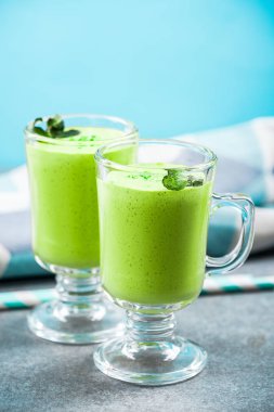 Matcha yeşil çay milkshake yenileniyor.