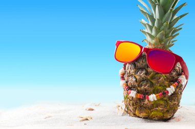 Tropikal plajda komik ananas güneşlenme