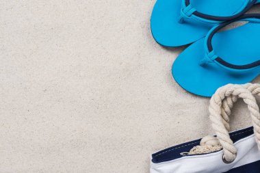 Kumsaldaki plajgiyim ve sandalet, tatil konsepti