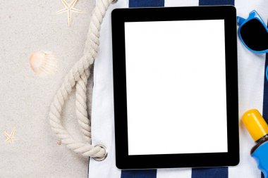 Plajda beyaz ekran cihazı, yaz tatili