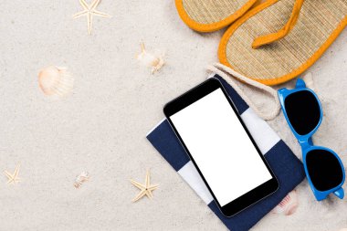 Yaz tatili ve seyahat, plajda akıllı telefon ekranı