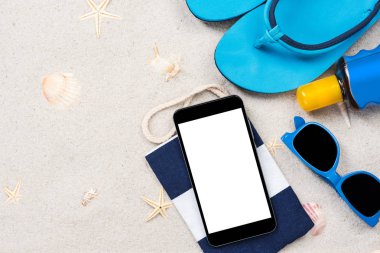 Kumlu plajda beyaz ekran mobil cihaz