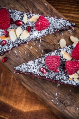 Ahududu ve chia tohum ev yapımı kek