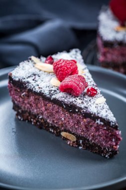 Ahududu ve chia tohum kek, bölümü hizmet