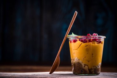 Ahşap arka planda kavanoz havuç puding