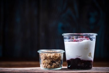 Doğal yoğurt ve granola ile ahududu tatlı