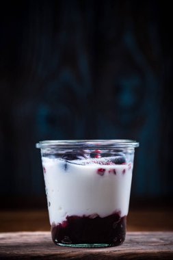 Doğal yoğurt ve granola ile ahududu tatlı