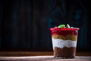 Ahududu ve Chia tatlı kavanoz katmanlı