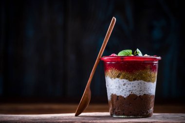 Ahududu ve Chia tatlı kavanoz katmanlı