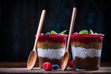 Ahududu ve Chia tatlı kavanoz katmanlı