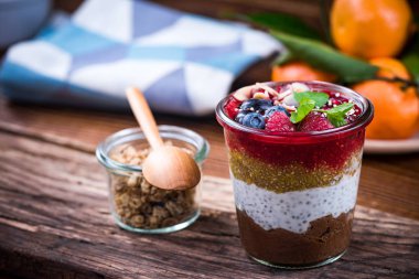 Meyveleri ve granola, sağlıklı kahvaltı servis kavanozun içinde