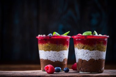 Ev yapımı katmanlı tatlı taze meyveleri ve chia tohum