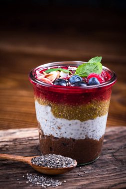 Sağlıklı tatlı taze meyveleri ve kavanoza chia tohum