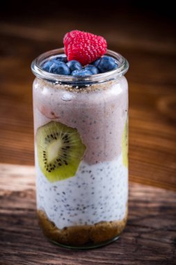 Taze meyveler ile kavanozda sağlıklı diyet tatlı katmanlı