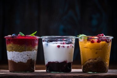 Ahşap tahta üzerinde kavanoz katmanlı sağlıklı tatlılar