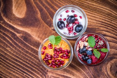 Kavanozlarda taze meyveler ile ev yapımı sağlıklı tatlılar