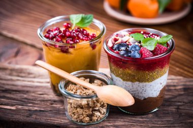 Chia kavanoza renkli ve sağlıklı doğal tatlılar