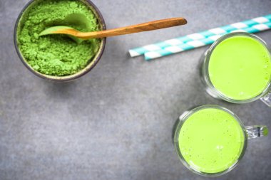 Matcha yeşil çay süt shake veya güler yüzlü