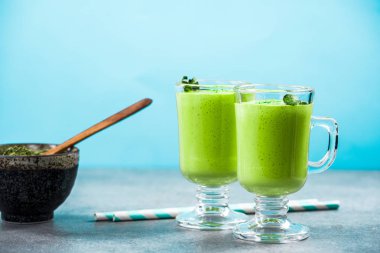 Matcha yeşil çay süt shake veya güler yüzlü