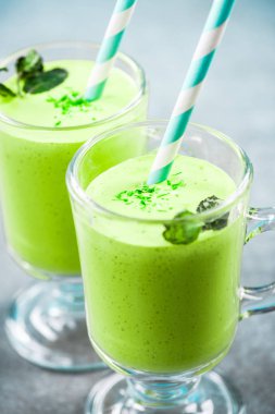 Muzlu süt canlandırıcı Matcha çay