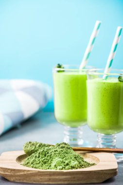 Matcha çay tozu, hazırlık ile muzlu süt