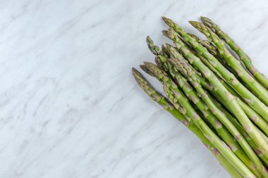 Beyaz mermer masada Pazar taze kuşkonus