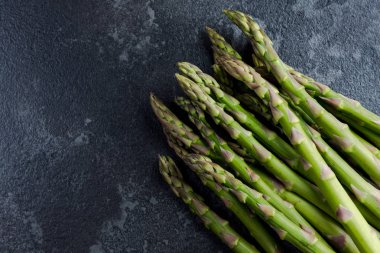 Koyu mermer masada Bahçe taze kuşkonmadan