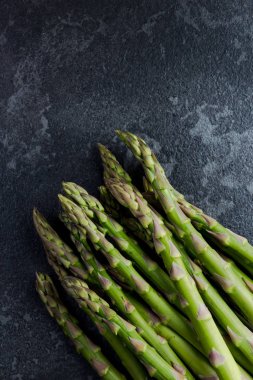 Koyu mermer masada Pazar taze kuşkonmadan