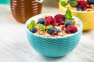 Tahıl ve meyvelerle sağlıklı kahvaltı kase