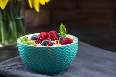 Tahıl ve meyvelerle sağlıklı kahvaltı kase