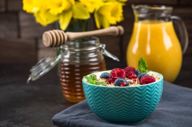 Taze meyve meyvesi ile kasede müsli