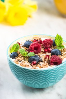 Meyve ile sağlıklı granola bölümü servis