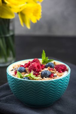 Kase süt ile Berry meyveler ile gevrek granola