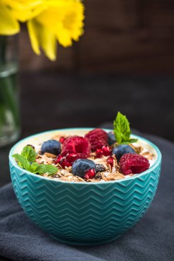 Kahvaltı veya Brunch, süt ve meyve meyveleri ile granola