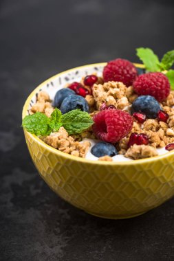 Granola, süt ve meyve meyveleri ile kahvaltı kase