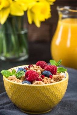 Kase Yoğurt ve taze çilek ile ev yapımı granola