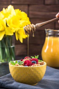 Granola kase içine bal dökme