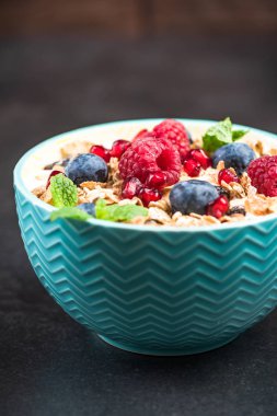 Kase Yoğurt ve taze çilek ile ev yapımı granola