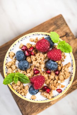 Sağlıklı kahvaltı kase üst görünümü